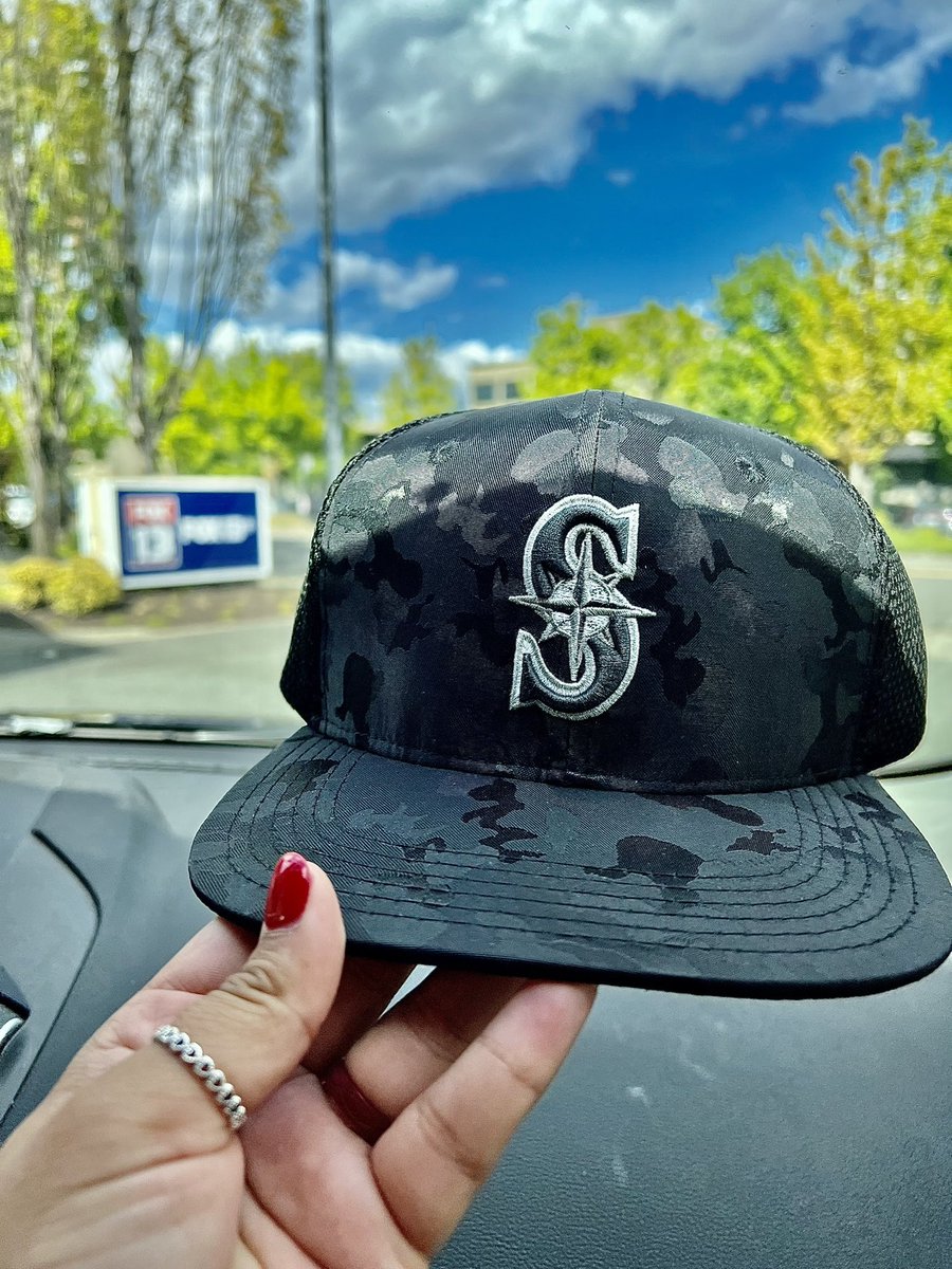 AlejandraG_TV's tweet photo. Does this officially make me a Seattlelite? #ThanksSean
Take me to a Mariners game, I’m ready!! https://t.co/nbssdSAJxg