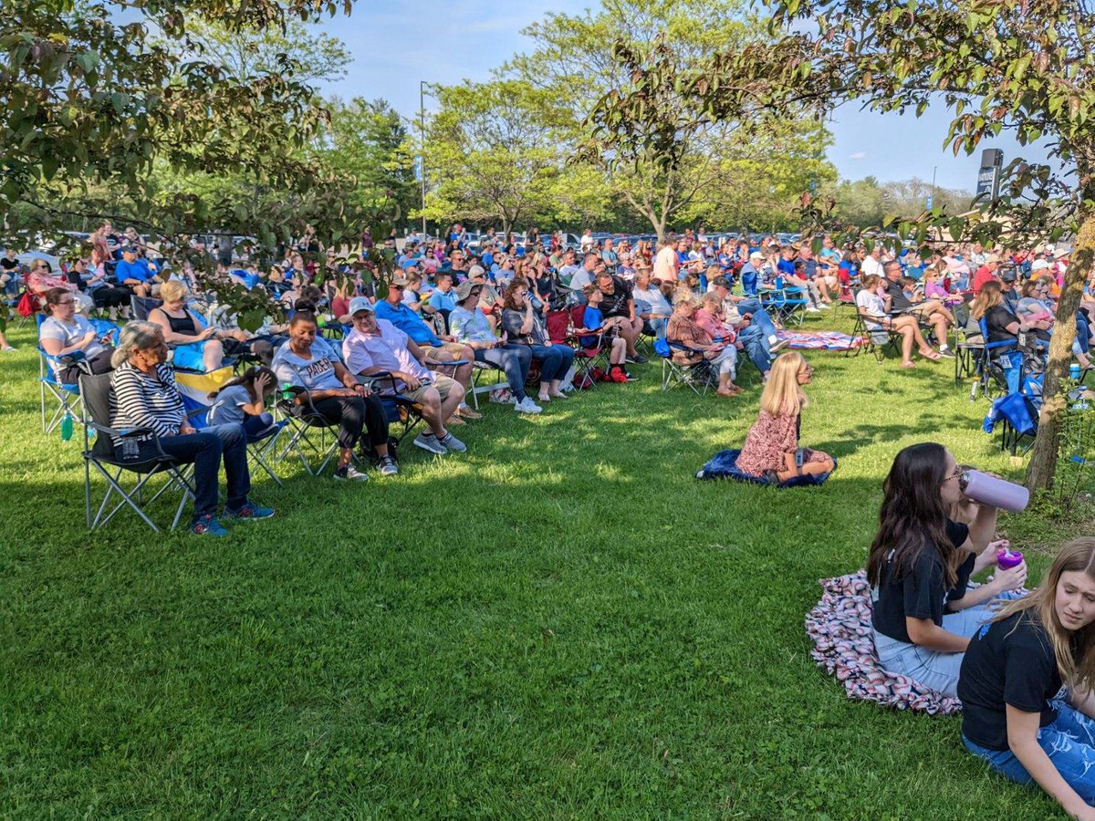 Springboro_SJHS's tweet photo. SJHS choir students showed off their talents to friends and family tonight with an outdoor Spring concert.  #sjhschoir #outdoorconcert #springsing #sjhs #springboroschools https://t.co/5mROxN4pxQ