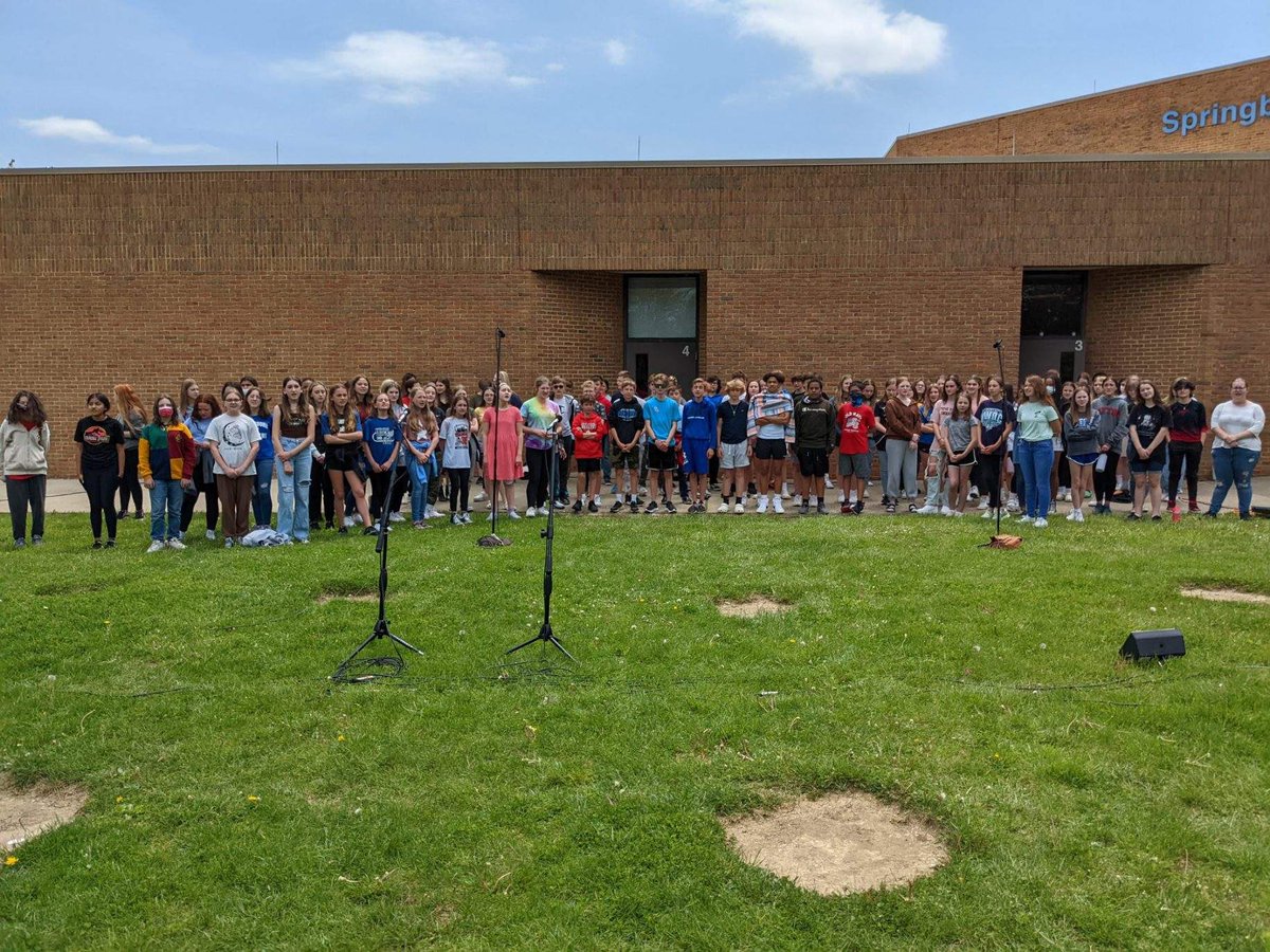 Springboro_SJHS's tweet photo. SJHS choir students showed off their talents to friends and family tonight with an outdoor Spring concert.  #sjhschoir #outdoorconcert #springsing #sjhs #springboroschools https://t.co/5mROxN4pxQ