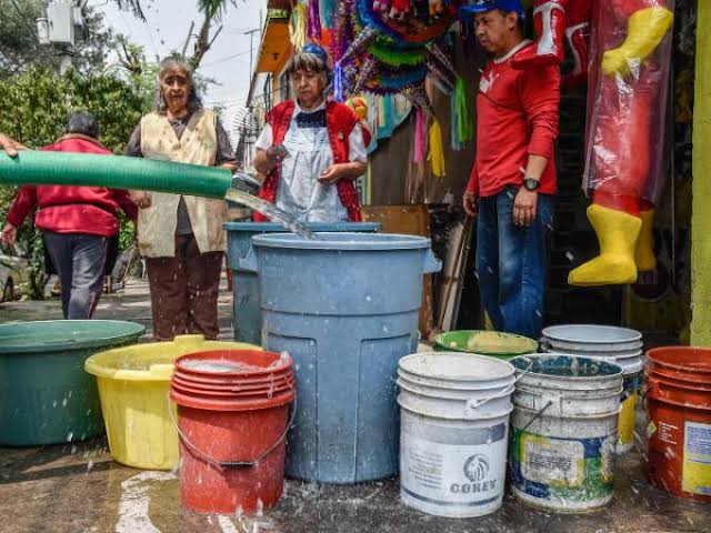 Rodolfo19365903's tweet photo. La crisis de agua afecta, sobre todo, a los sectores populares, quienes sufren la escasez en carne propia, pues en muchas colonias populares y pueblos del estado no se cuenta con suministro del vital líquido. #CrisisDeAguaEnVeracruz https://t.co/DIwsGBqAda