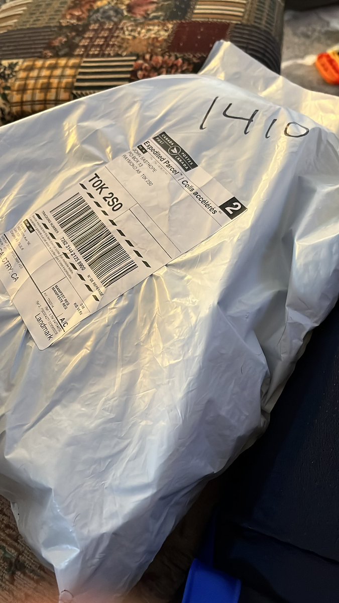 vintagejohnny84's tweet photo. Oh look a package…. What could it be #Jersey #MacInnis #Flames https://t.co/ckIxUdxAMr