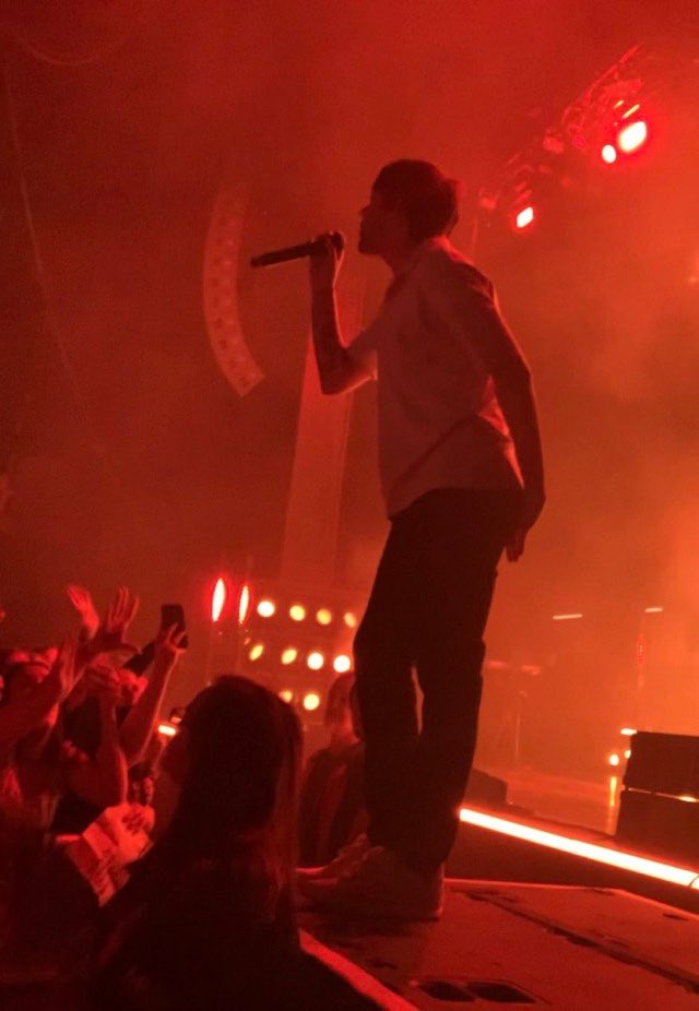 louisacademia's tweet photo. covering his 🍑 https://t.co/LeGej0Oebw