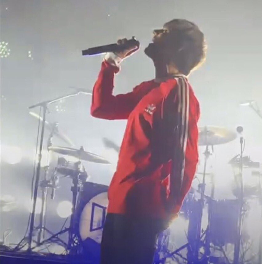louisacademia's tweet photo. covering his 🍑 https://t.co/LeGej0Oebw