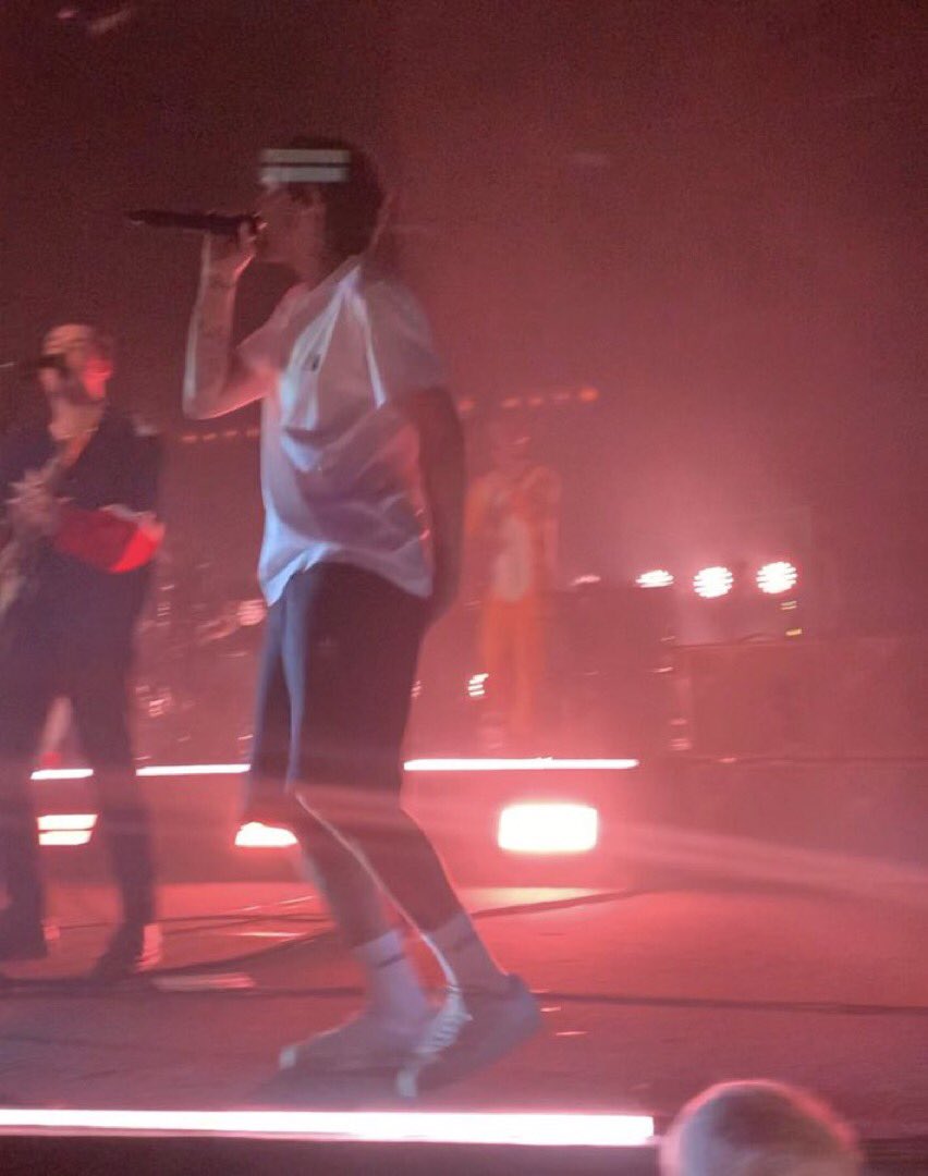 louisacademia's tweet photo. covering his 🍑 https://t.co/LeGej0Oebw