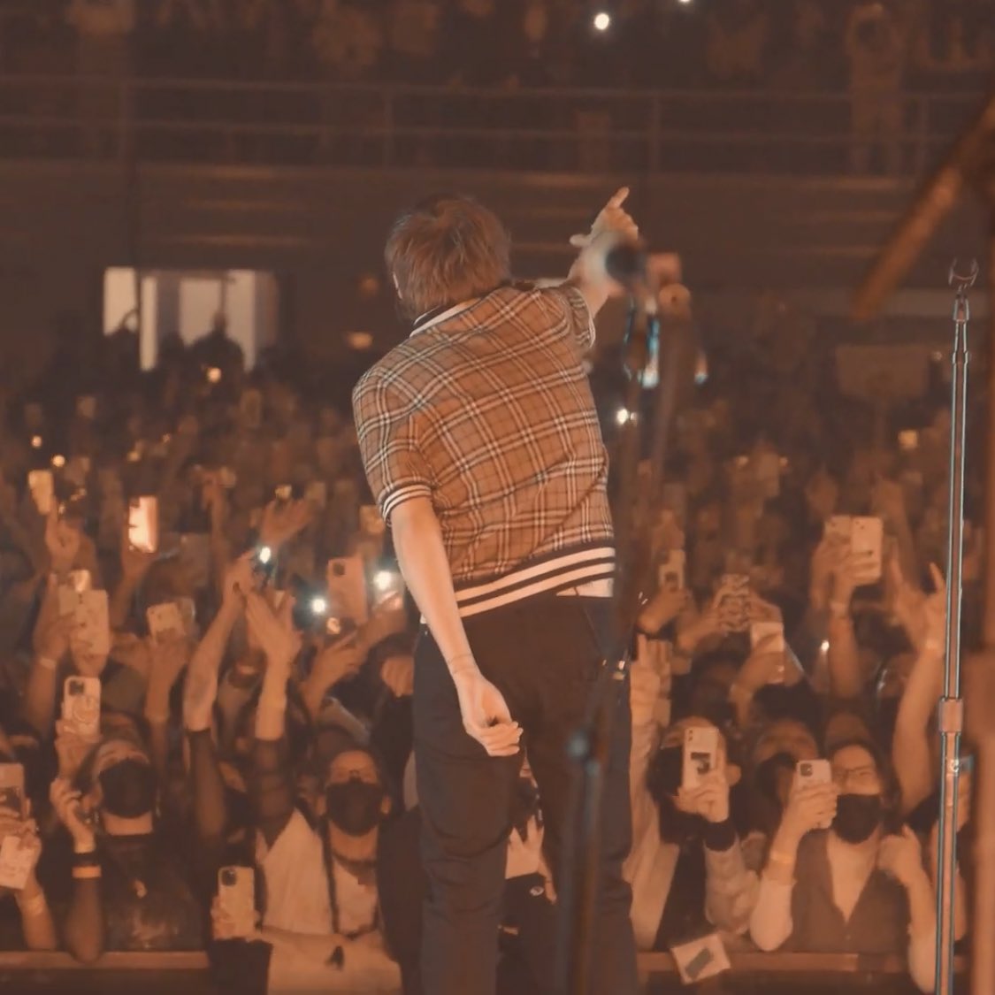 louisacademia's tweet photo. covering his 🍑 https://t.co/LeGej0Oebw