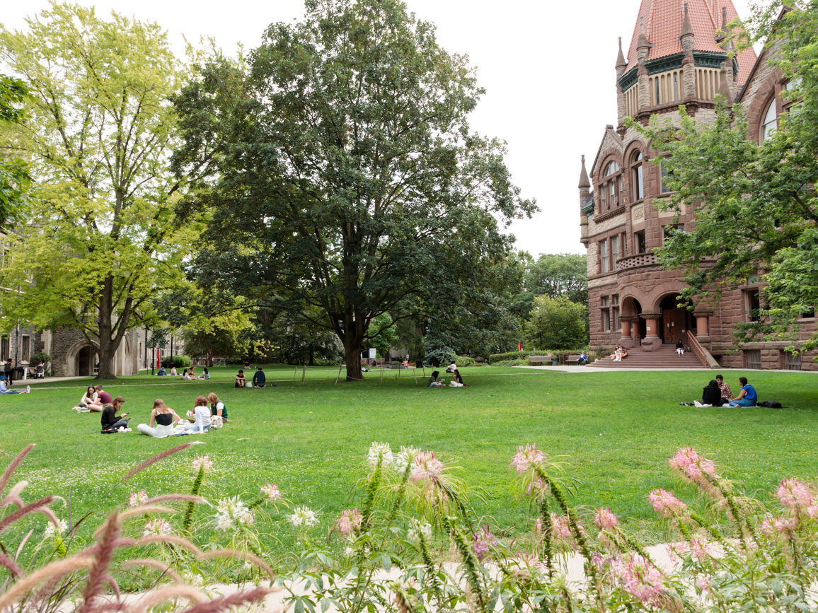 VicCollege_UofT's tweet photo. Just announced: Our quad 👇  will be home to this year's @TorontoJazzFest, happening June 24-July 3! We're thrilled they've chosen #VicsBeautifulCampus to showcase some of these great live performances. Visit https://t.co/phriwyH60u for more details. https://t.co/aRGqeEGjFt