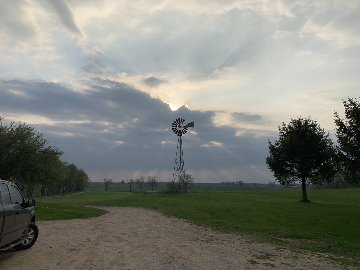 ChanceGorby's tweet photo. Most crepuscular rays I’ve ever seen at once @ryanwhitney6 https://t.co/wNEQzx4TSy