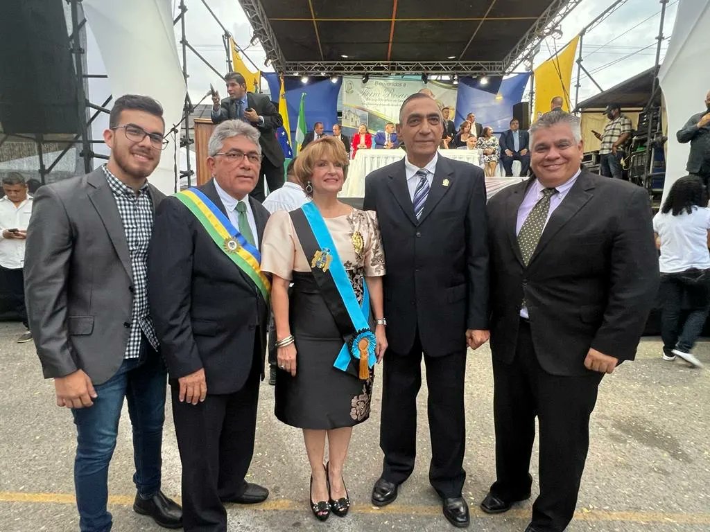 cheolagunillas's tweet photo. Acompañamos a nuestro gobernador Manuel Rosales y al alcalde Ely Ramón Atencio en los 300 años de la fundación de la Villa del Rosario de Perijá
#Lagunillas #ciudadojeda #Maracaibo #zulia #Innovacionyprogreso #perija @concejolags @manuelrosalesg @ciudad_Ojeda https://t.co/0xWPeuveSk