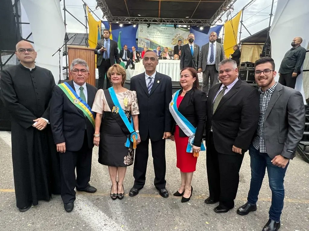 cheolagunillas's tweet photo. Acompañamos a nuestro gobernador Manuel Rosales y al alcalde Ely Ramón Atencio en los 300 años de la fundación de la Villa del Rosario de Perijá
#Lagunillas #ciudadojeda #Maracaibo #zulia #Innovacionyprogreso #perija @concejolags @manuelrosalesg @ciudad_Ojeda https://t.co/0xWPeuveSk