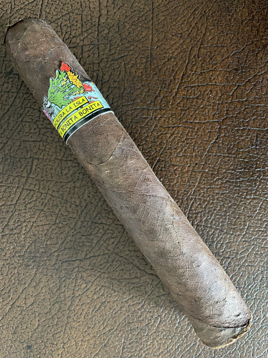 perfect_draw's tweet photo. Been a couple seconds.

Smoking, just not posting. Bout to figure out why my bike is leaking coolant. Grr.

Smoking a Privada, been sitting in about 14g/m for a while.

Broke my humidor experimenting. Little desk guy. Ded.

Bonita(pretty, cute). Les go.

#cigars https://t.co/UGLTfjHfHO