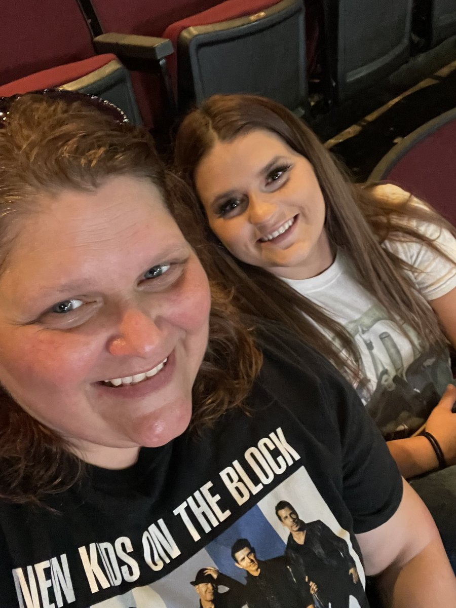 Amandapw79's tweet photo. Ready for @NKOTB section 204 come find us @DonnieWahlberg  peyton misses you bunches https://t.co/tKzON8I9kK