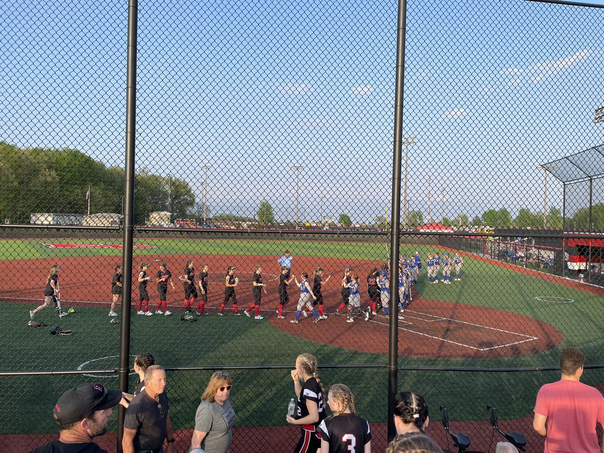 SDCS_SUPER's tweet photo. Great win, girls! @ECTrojanSoftbal https://t.co/3z0UmbqjBy