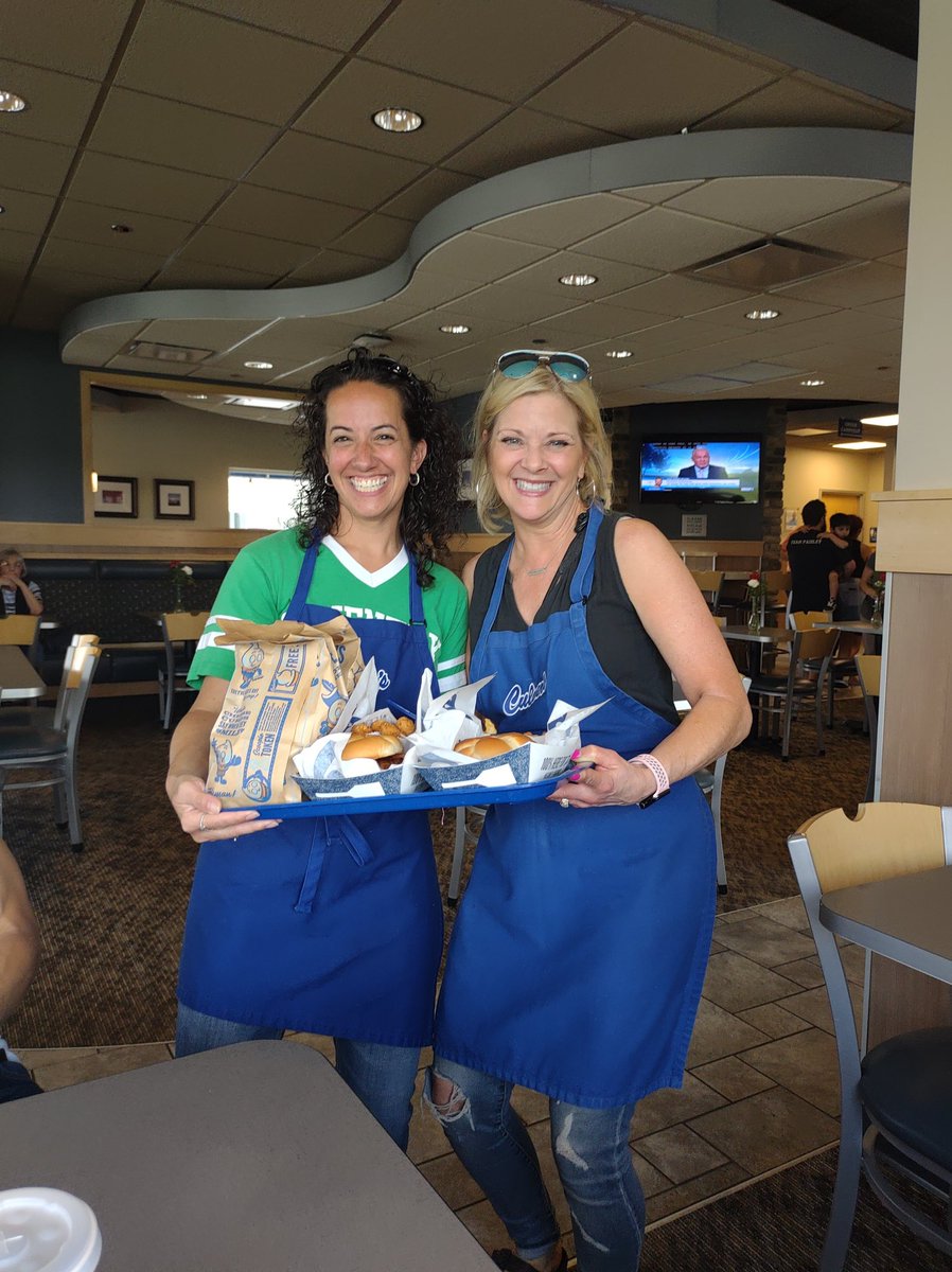 CoventryD47's tweet photo. Happy Culver’s Night!!!  Great to see so many teachers, students, and families! https://t.co/wVn1KXg8cS