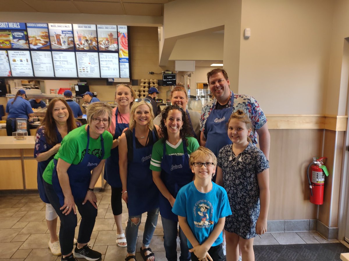 CoventryD47's tweet photo. Happy Culver’s Night!!!  Great to see so many teachers, students, and families! https://t.co/wVn1KXg8cS