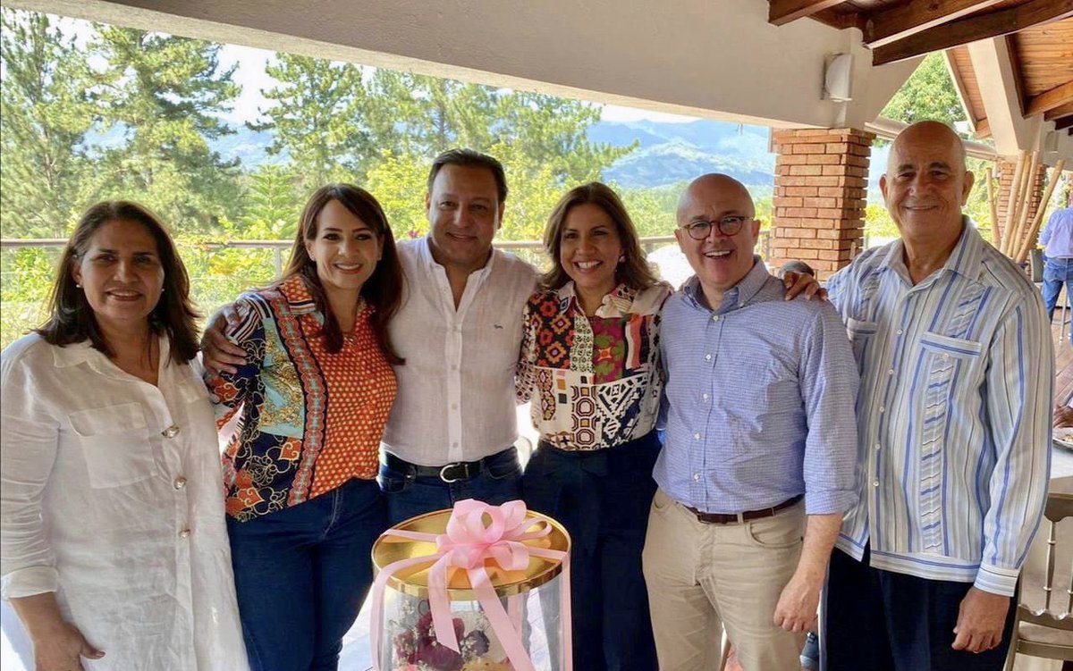 KarenRicardoC's tweet photo. ¡Más unidos que nunca! Así estamos en el @pldenlinea 💜 avanzando hacia la recuperación de la calidad de vida de nuestra gente. 🙌🙏👏

❤️ #SoyPLD https://t.co/XlRApPAZqS
