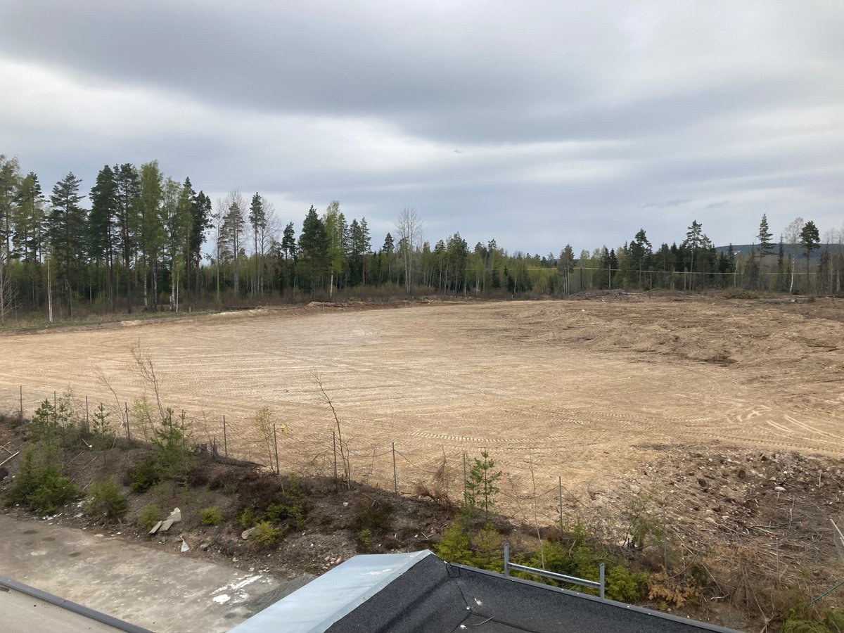 Nästa steg: är att förbereda det nyligen förvärvade 27,000 kvm stora markområdet för vårt nästa #solfält på 1,7 MW. 💪