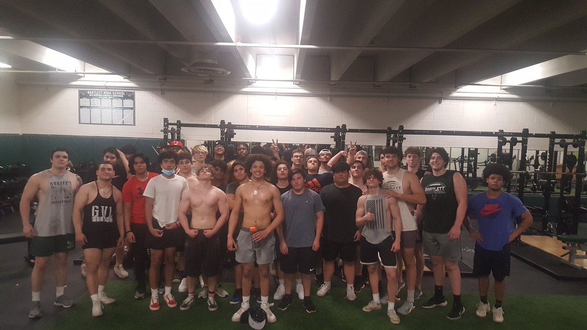 BartlettFootba1's tweet photo. Great after school session today. Big thanks to our '21 Brothers for coming in and bringing the Juice! https://t.co/ZedXh4O1d8