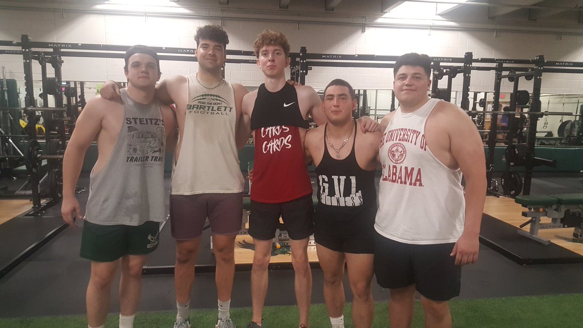 BartlettFootba1's tweet photo. Great after school session today. Big thanks to our '21 Brothers for coming in and bringing the Juice! https://t.co/ZedXh4O1d8
