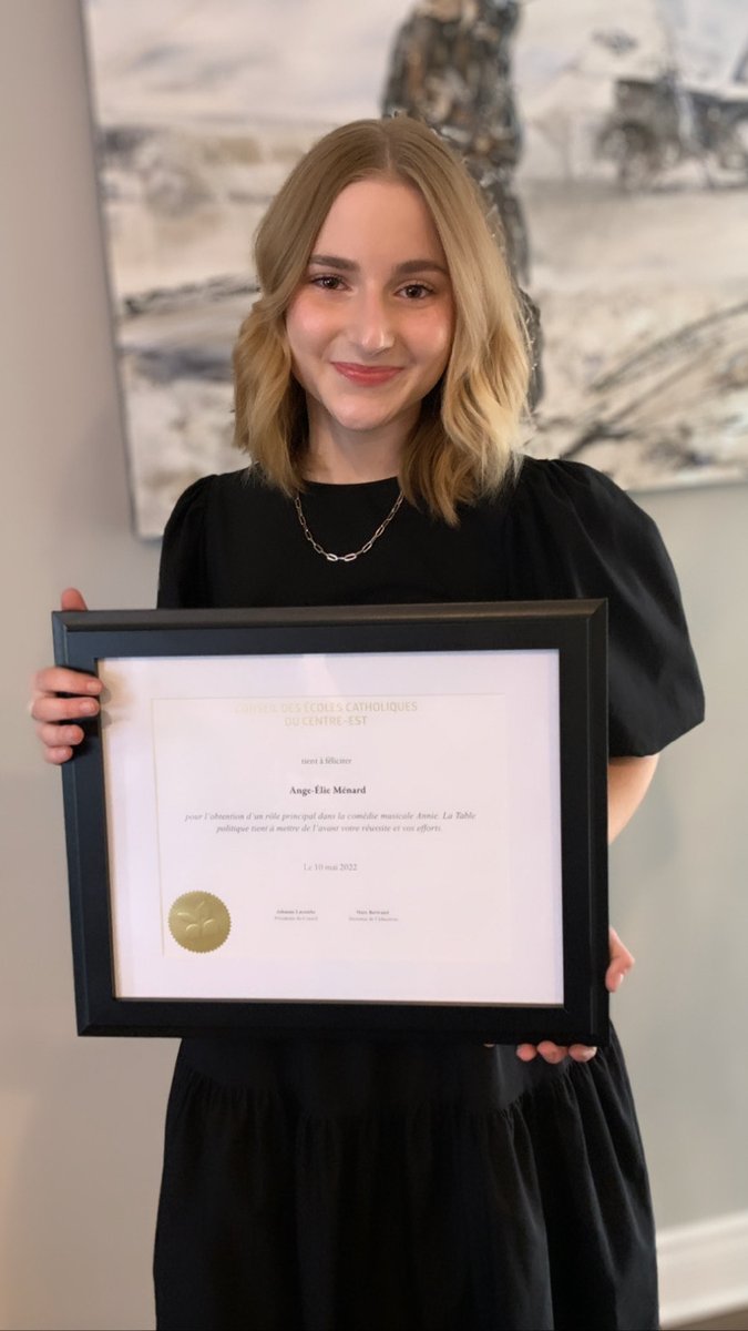 ecolecatholique's tweet photo. Reconnaissance Honneurs et mérites : Mya Skabar décroche un rôle dans une série télé. Ange-Élie Ménard se produira cet été dans une comédie musicale. Sofie Fournier est récipiendaire de la prestigieuse Bourse Loran. 
👏Pour en apprendre plus c'est par ici👉https://t.co/FPtoBWbGKT https://t.co/Irhgx3chc6