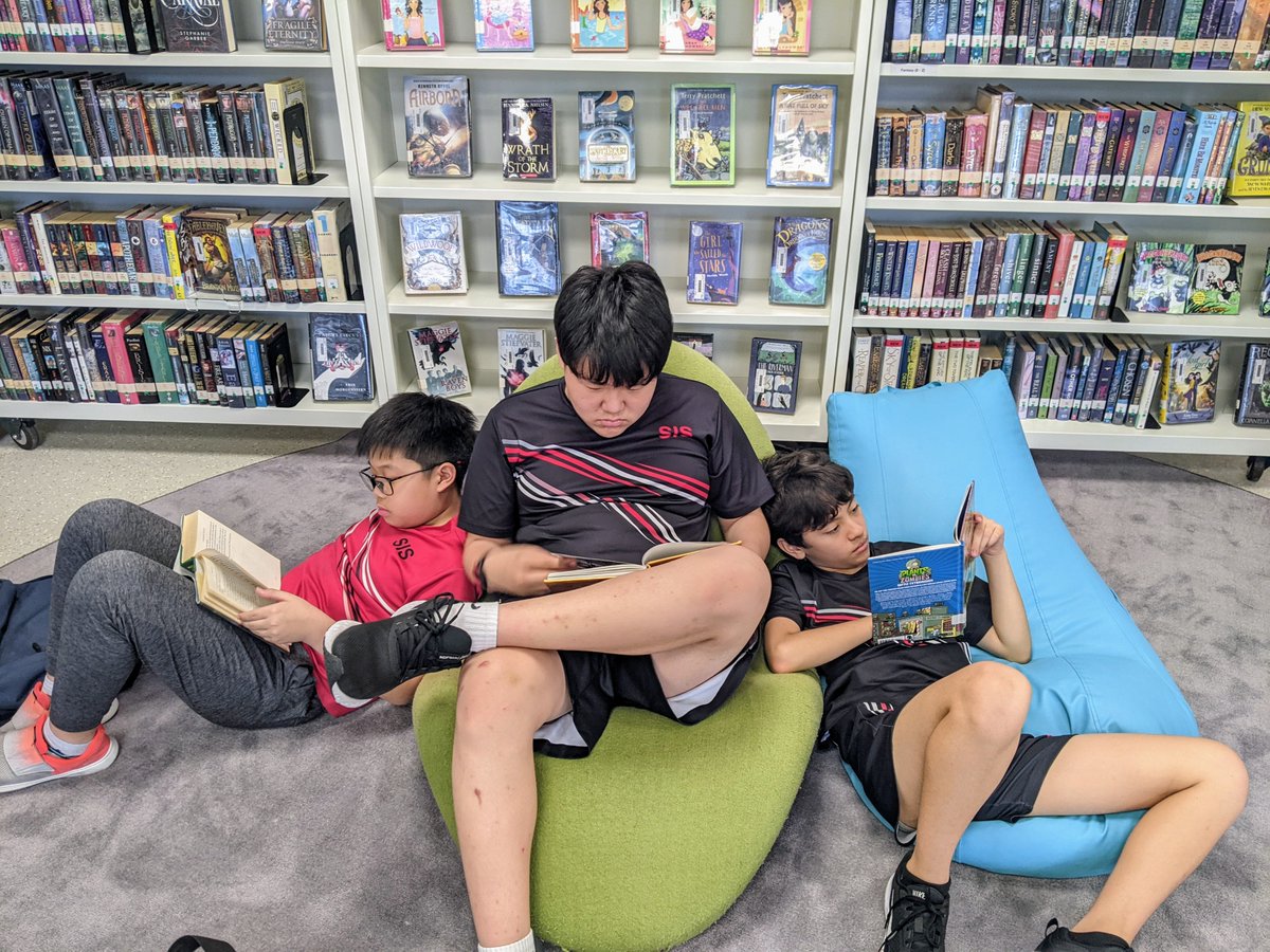 sducharme's tweet photo. Love a rainy day for being cozy during morning break #BoysDOread #GeckosREAD #sisRocks https://t.co/NbDYGTYpuh