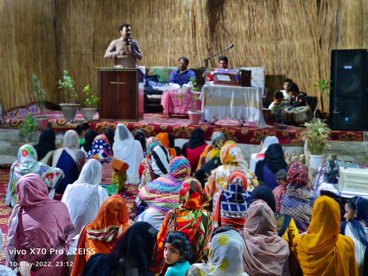 VVSDiamondsNFTs's tweet image. More #NFTs otw from the boss of bosses'(well, maybe second to @frankiemacd) students. Pastor Shabaz Yaqoob prays each day for the success of #VVSDiamonds, while giving hope and free education. Even you're not religious, faith gets people from places w/ hardship through the day.💯