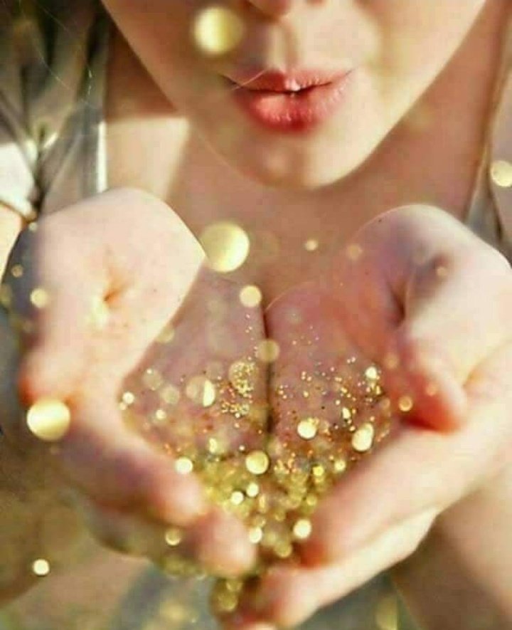 من ثقب اسود في الذاكرة
 عدت اليك..
لكنى ارى يدك ممدودة للغياب