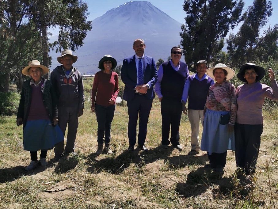MarkVandeVreken's tweet photo. La semana pasada visité algunos proyectos en Arequipa que son financiados por la cooperación 🇧🇪

#MujeresEcosolidarias recolecta y recicla los desechos de 8000 hogares.

#ElTaller brinda apoyo técnico a los agricultores.

#Fordes apoya los derechos sexuales y reproductivos. https://t.co/BJv4Ew3AQ6