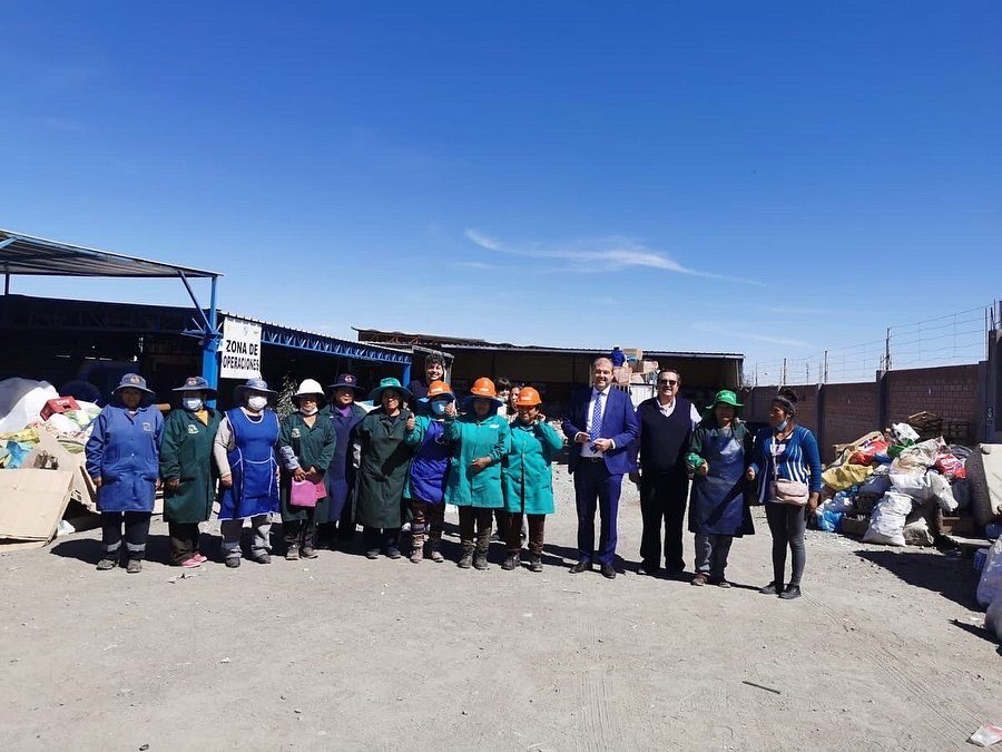 MarkVandeVreken's tweet photo. La semana pasada visité algunos proyectos en Arequipa que son financiados por la cooperación 🇧🇪

#MujeresEcosolidarias recolecta y recicla los desechos de 8000 hogares.

#ElTaller brinda apoyo técnico a los agricultores.

#Fordes apoya los derechos sexuales y reproductivos. https://t.co/BJv4Ew3AQ6