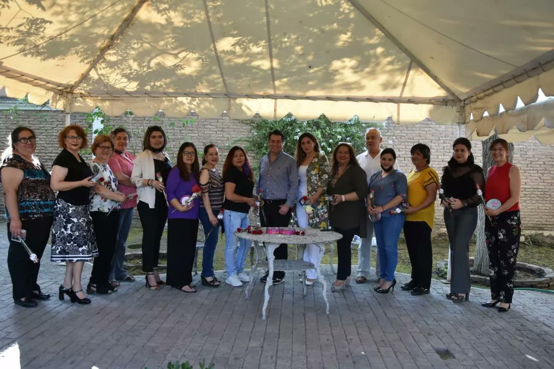 El titular de l <a href="/sevotcoahuila/">sevotcoahuila</a>, <a href="/enriquemym/">Enrique Martínez y Morales</a> , visitó cada una de las Comisiones que integran la SEVOT en representación del gobernador de Coahuila <a href="/mrikelme/">Miguel Riquelme</a> , donde entregó regalos y flores a madres de familia.