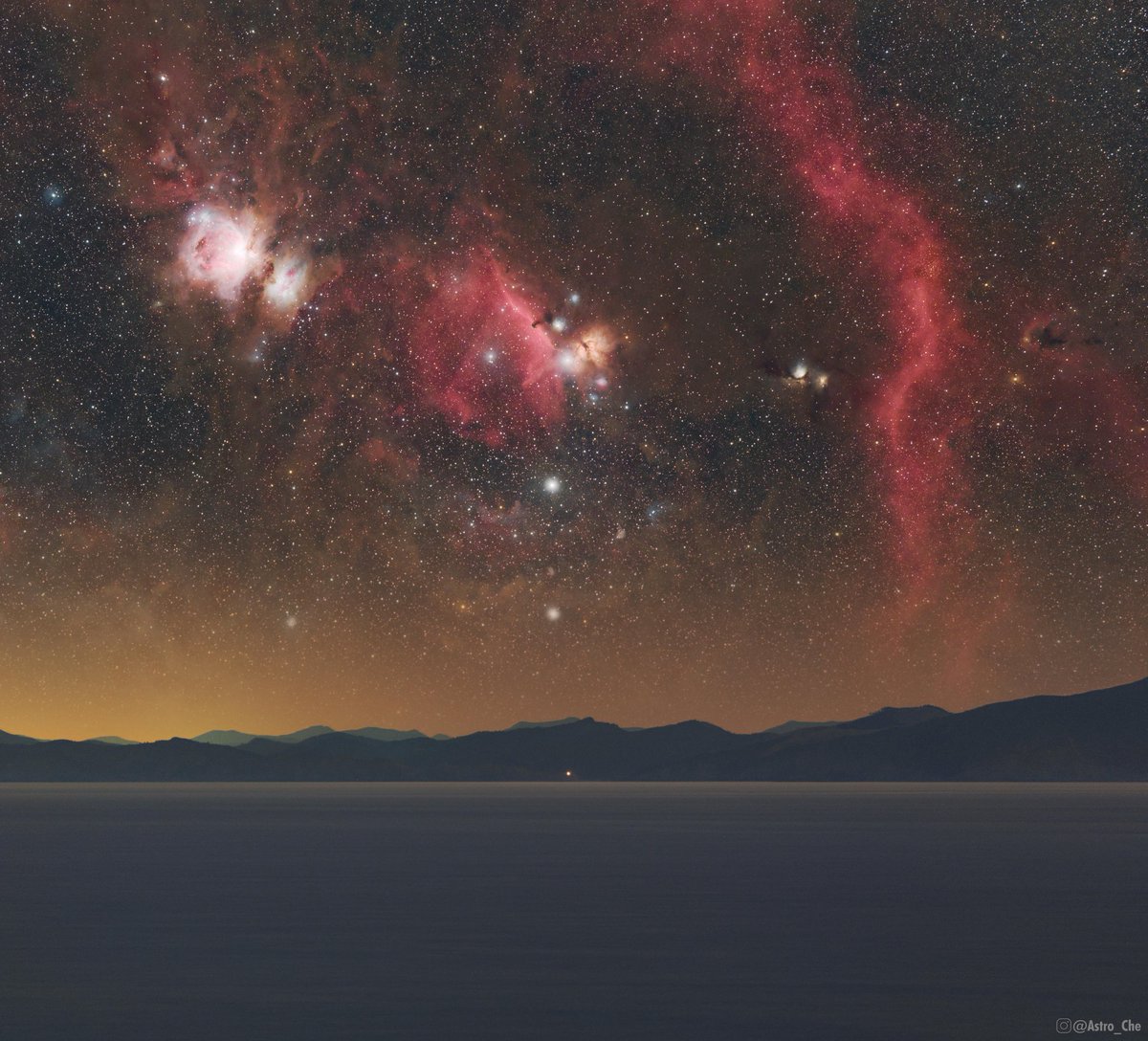 Astro__Che's tweet photo. Farewell Orion 👋

My latest image, and definitely one I'm very proud of. On display is Orions Belt and Sword, setting over the South Island of New Zealand. 

The scale and orientation of the sky is 100% accurate! 

#astrophotography https://t.co/Pv7Ni7sLW3