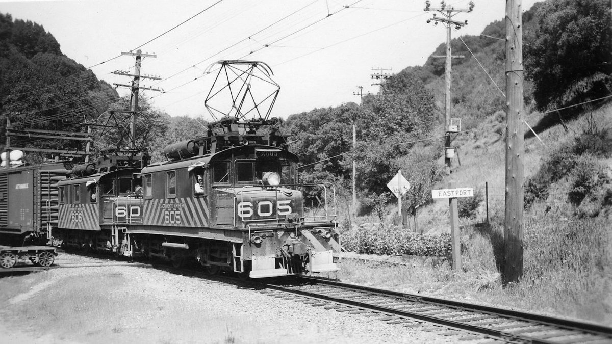 cam_lutece's tweet photo. Emerging out of the Redwood Peaks Tunnel at Eastport, SN twins #605 &amp; #606 make a hasty eastbound freight.

Originally built identical to #606, #605 had its passenger pony trucks removed in 1924. It bore a new frame, which over the years bent to form a visible kink (see below). https://t.co/d75XKrgfoP