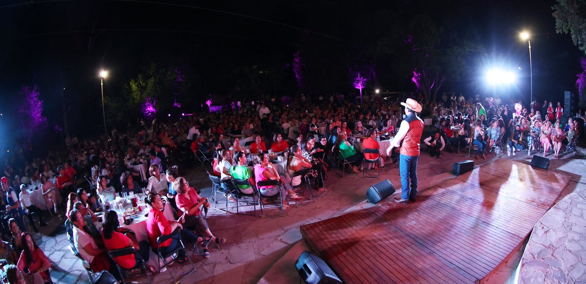 EVillegasV's tweet photo. No podíamos cerrar el día de otra forma que festejando a las reinas de la casa. ¡Muchas gracias a quienes asistieron a esta serenata que les dedicamos con mucho cariño junto a mi compadre Lauro! A ellas, ¡todo nuestro amor, cariño y respeto! https://t.co/9NZIoYxN2A