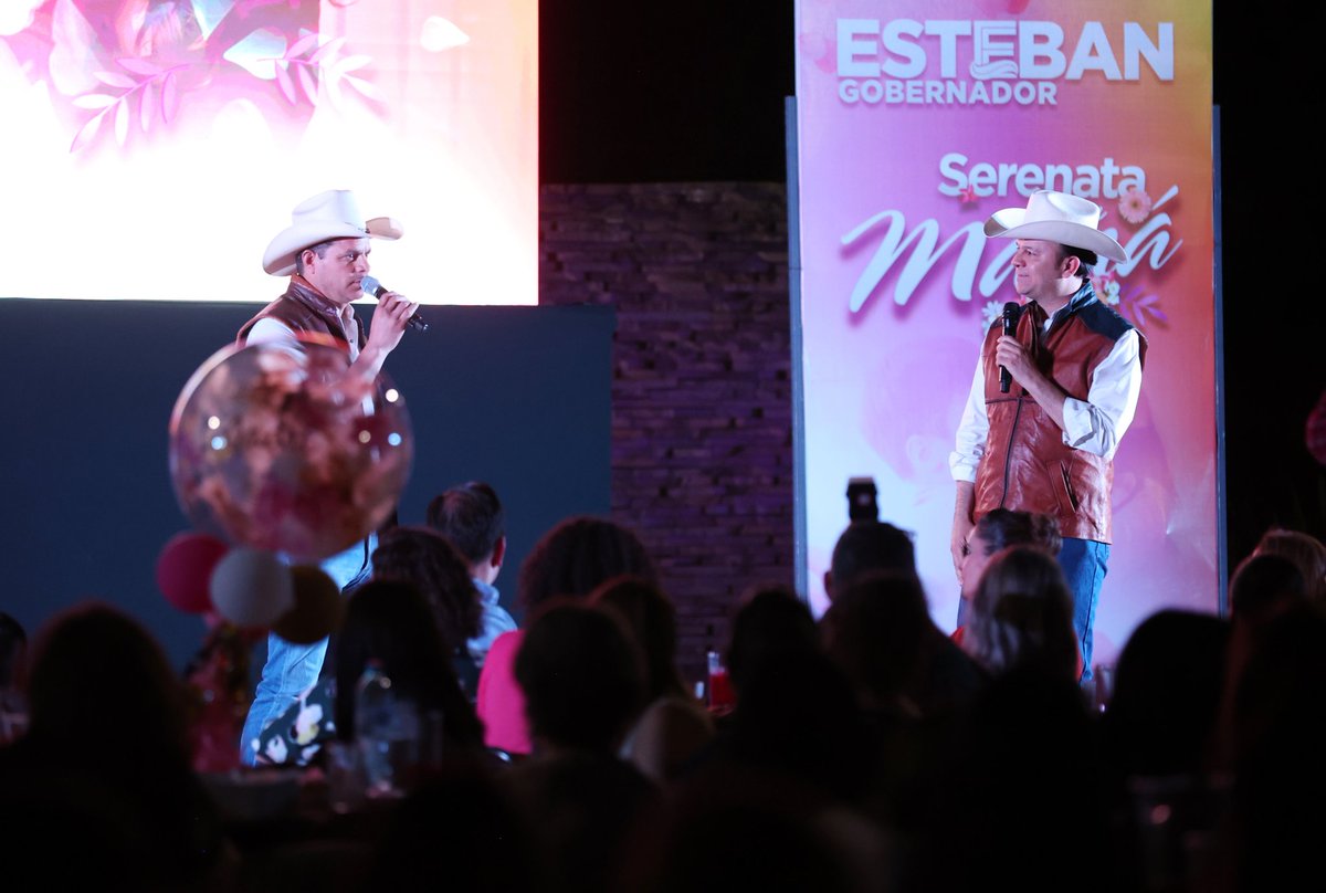 EVillegasV's tweet photo. No podíamos cerrar el día de otra forma que festejando a las reinas de la casa. ¡Muchas gracias a quienes asistieron a esta serenata que les dedicamos con mucho cariño junto a mi compadre Lauro! A ellas, ¡todo nuestro amor, cariño y respeto! https://t.co/9NZIoYxN2A