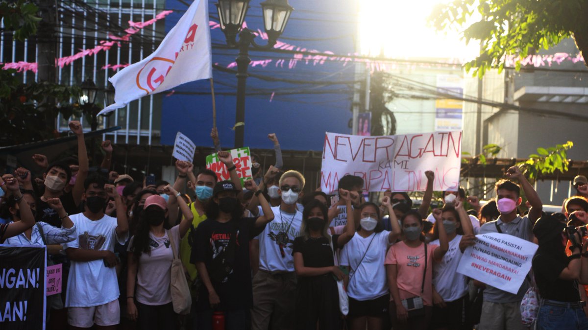 Defend_Bicol's tweet photo. Meanwhile, in Naga City, Camarines Sur, around 2,000 Bicolanos from progressive groups and various sectors converged at the Plaza Rizal yesterday (May 10) to protest the rigged election results and the widespread electoral fraud.

#NeverAgain #ComelecPALPAK #RejectMarcosDuterte https://t.co/SnxVf0aLxh