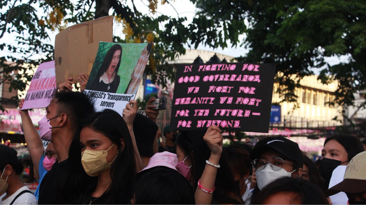 Defend_Bicol's tweet photo. Meanwhile, in Naga City, Camarines Sur, around 2,000 Bicolanos from progressive groups and various sectors converged at the Plaza Rizal yesterday (May 10) to protest the rigged election results and the widespread electoral fraud.

#NeverAgain #ComelecPALPAK #RejectMarcosDuterte https://t.co/SnxVf0aLxh