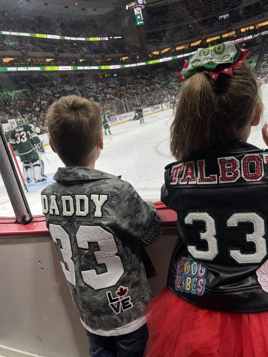 𝚠𝚑𝚎𝚗 𝚍𝚊𝚍 𝚒𝚜 𝚕𝚒𝚏𝚎 😍❤️ @ctalbot33 #mnwild #nhlplayoffs2022 #camtalbot #talbottwins #numberonefans #daddiesbesties