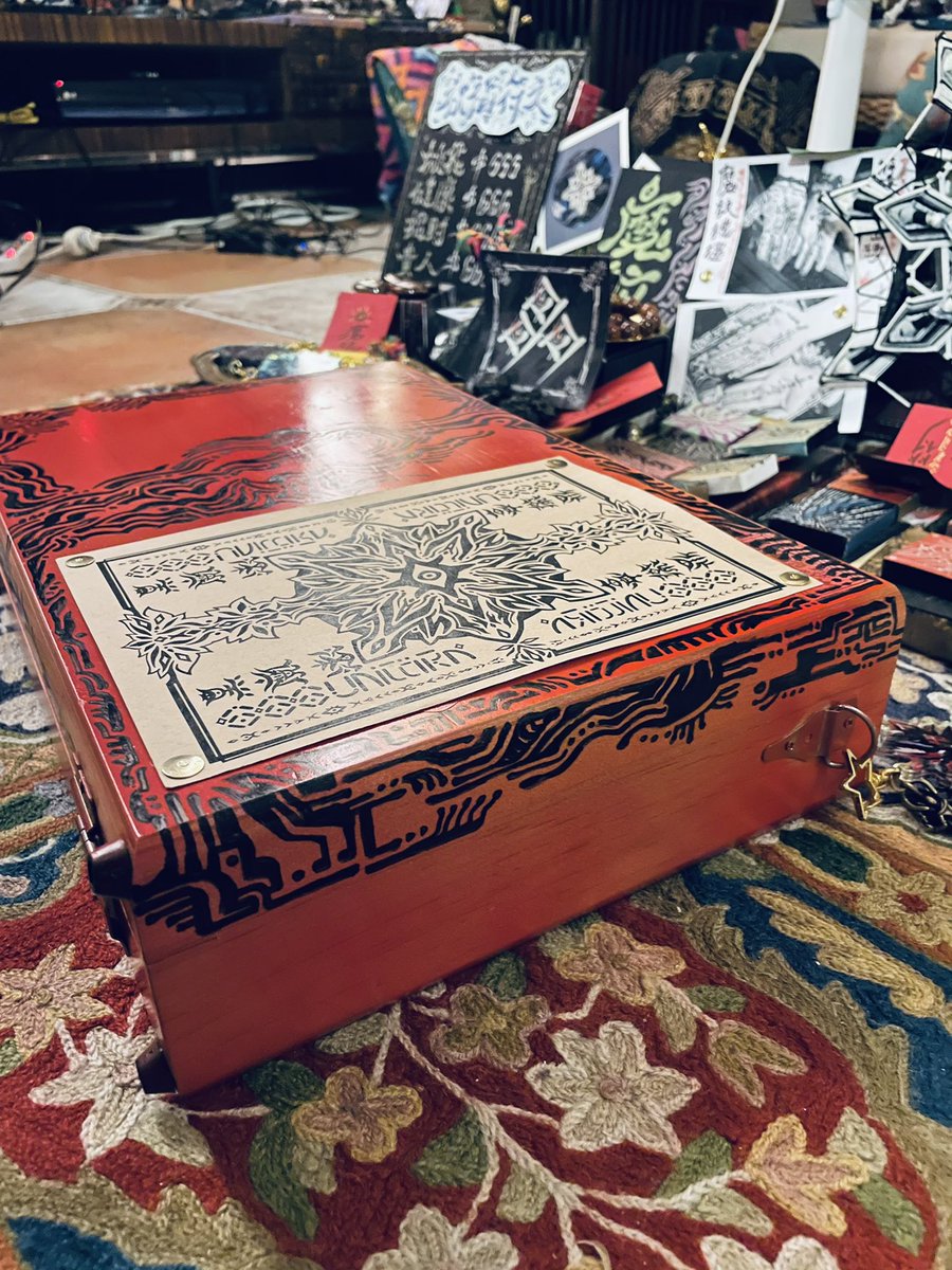 mjiusan's tweet photo. A MAGIC BOX I MADE FOR MYSELF. https://t.co/pMNfmXJIp1