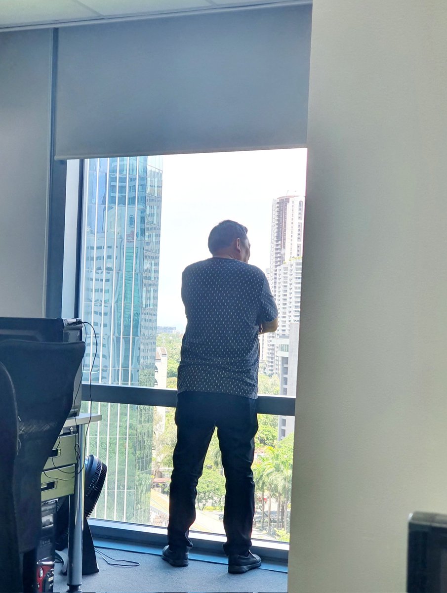 Yung officemate kong kakampink has been spending his lunch break looking sadly at Paseo/Ayala for the last 2 days. 🥺🥺🥺