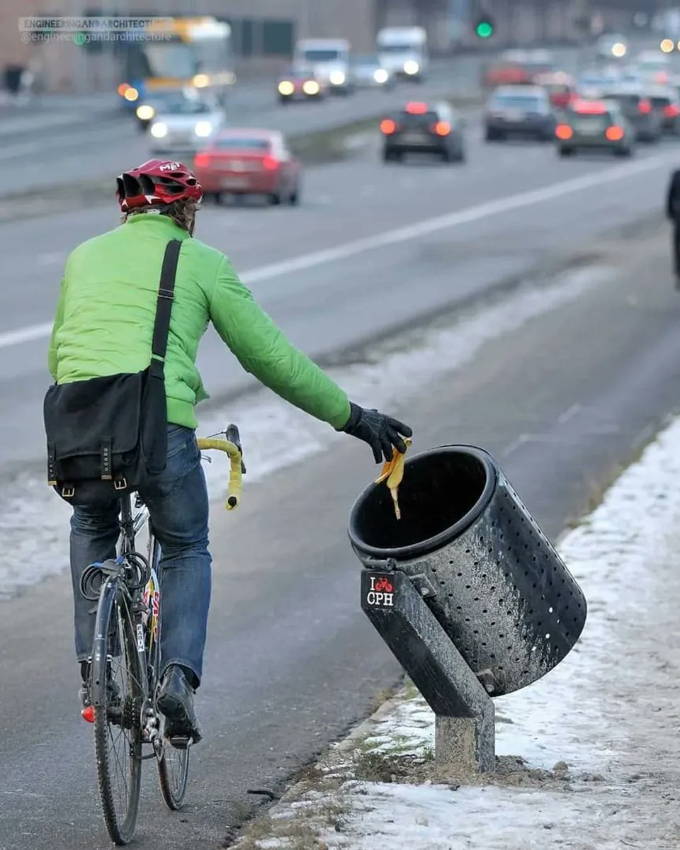 futurasciences's tweet photo. [🤖] À #Copenhague les poubelles sont inclinées pour permettre aux cyclistes de jeter leurs déchets tout en roulant ! 🚮🚴

Dans cette ville de 602 000 habitants, il y a environ 675 000 vélos et plus de 382 km de pistes cyclables. #velotaf #velo #mobilite #villecyclable https://t.co/SUJhm7NlIY