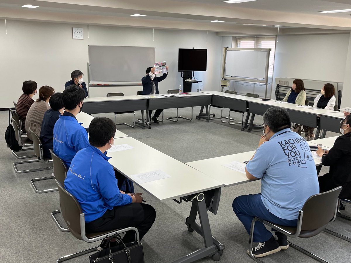 kms_pipitto's tweet photo. お久しぶりっぴ♪♪
コロナがなかなか減らない十勝だけど、みんなは元気にしてたかな？

今日は店長や事務員さんが集まって勉強会をしたんだよ。お天気よく暑くて、会議室にいるよりお外に出たくなったけどね笑。少しずつみんなで集まれる機会が増えてきて嬉しいね。
#十勝毎日新聞
#かちまいサービス https://t.co/5Mfb8DMj7U