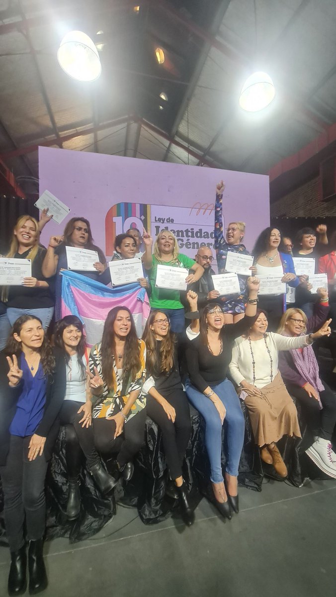 En la Matanza celebrando 10 años de la sanción Ley de Identidad de genero junto a compañeres de militancia y <a href="/EliGAlcorta/">Eli Gomez Alcorta</a> <a href="/gretapena/">Greta Pena</a> <a href="/lilianahendel/">Liliana Hendel</a> <a href="/MinGenerosAR/">Ministerio de las Mujeres, Géneros y Diversidad</a> <a href="/OTRANSArgentina/">OTRANS Argentina</a> <a href="/PaulaArraigada/">PaulaArraigada</a> <a href="/almaFernandezok/">Alma Fernández</a> <a href="/MoniMacha/">Mónica Macha</a>