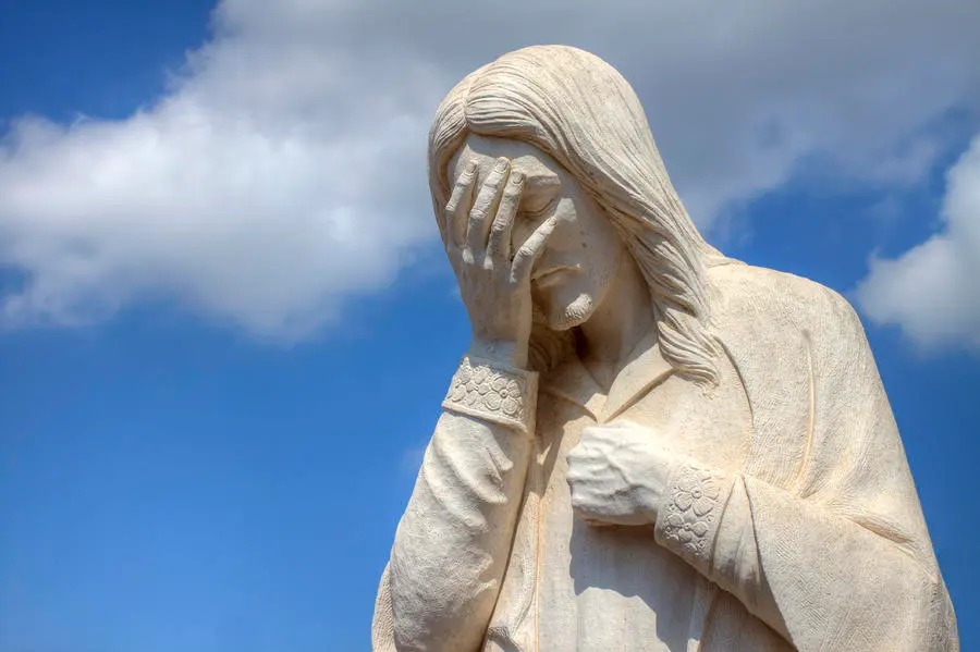 BorgoniaBorgy's tweet photo. Pilipinos: "Lord, help save our country".
JC: *sends Leni Robredo*
Pilipinos in 2022: *Votes for Junior Dictator*
JC: "Guys..."
#THE6832MAGIC #MarcosNOTaHero #MarcosMagnanakaw https://t.co/A2LngardYz
