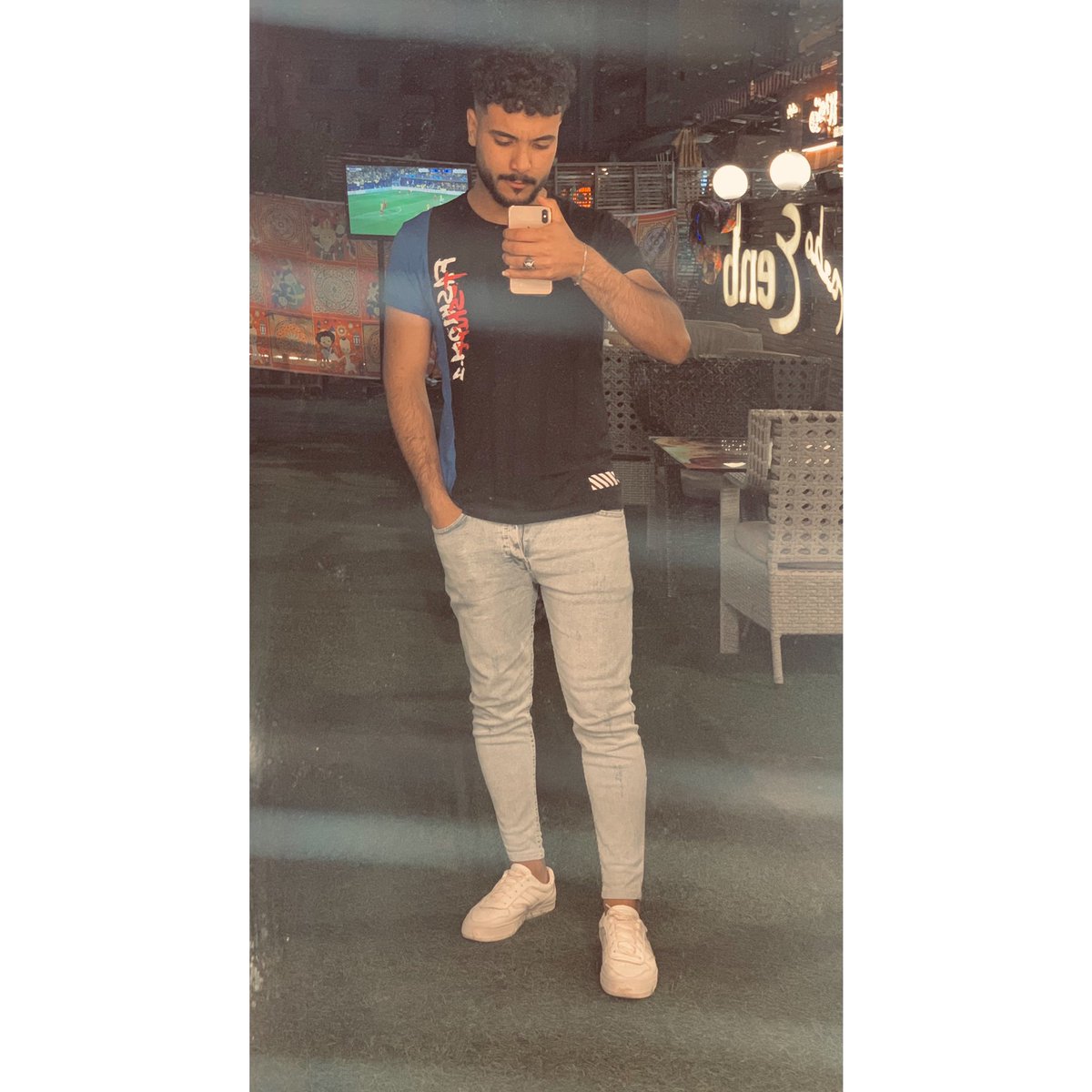 - بص عليهم م بعيد وانت هتعرف ربنا بعدك عنهم لي ، مكنووش شبهكك …🚶‍♂️