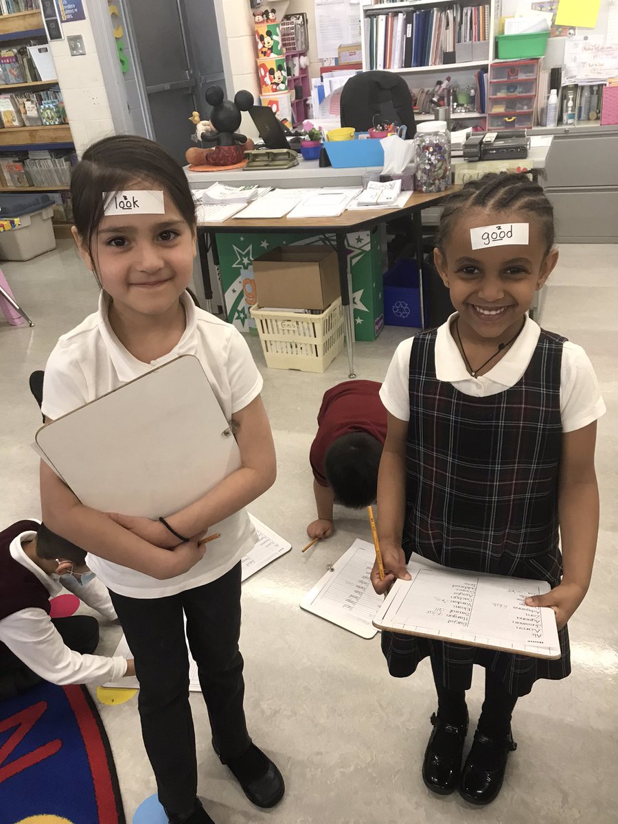 kinderduo's tweet photo. Let’s practice our words! #Kindergarten @karengies57 @ffcaedu @ffca_nee #WBT #BrainyCreativity https://t.co/VD8yfQCUaC