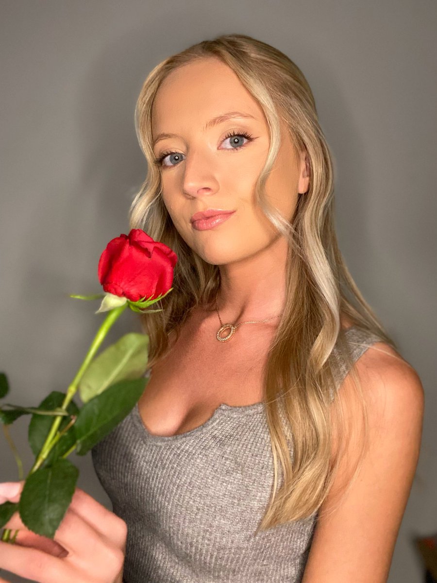 Jacquelyn_883's tweet photo. Fresh roses make me happy❤️ #flowers #roses https://t.co/PZ1VA2O10T