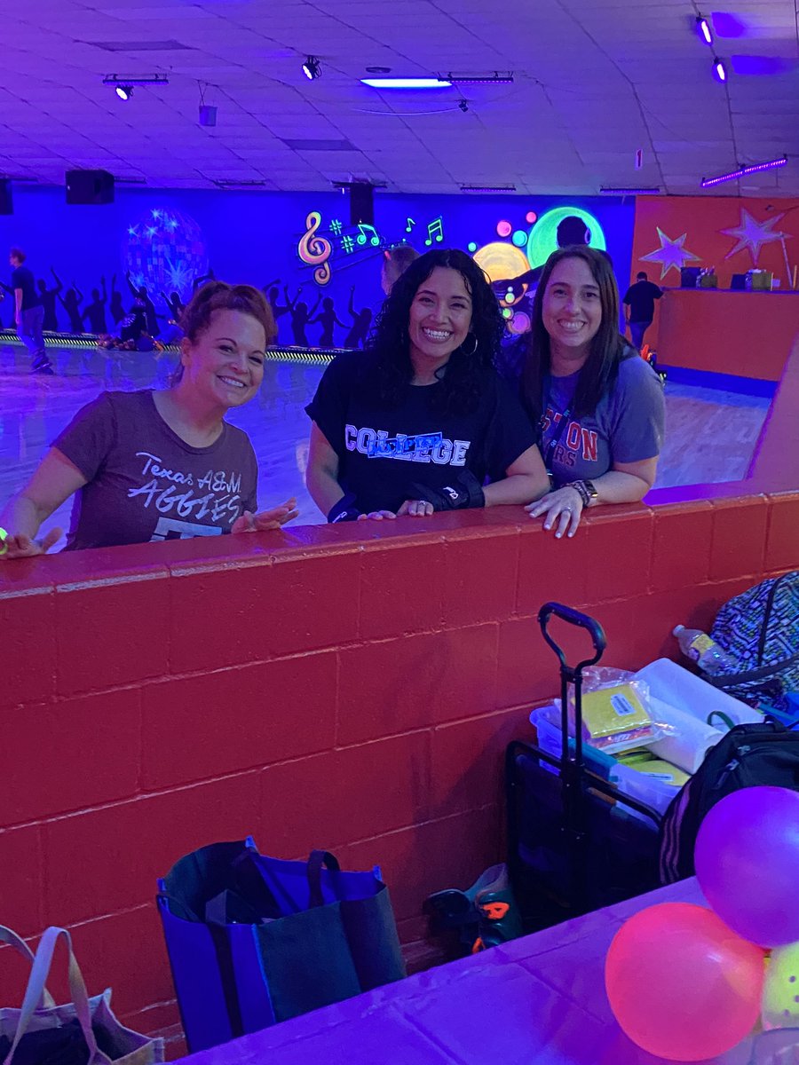 RayburnU's tweet photo. Thank you to our AMAZING team of chaperones, who are some of my favorite Texans!! What would I do without my Texan family? And thank you @SanJacCollege for chaperoning and gifting our seniors too!! 💙🛼🚌#chaps https://t.co/v28WIlOJds