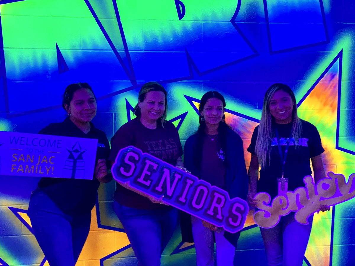 RayburnU's tweet photo. Thank you to our AMAZING team of chaperones, who are some of my favorite Texans!! What would I do without my Texan family? And thank you @SanJacCollege for chaperoning and gifting our seniors too!! 💙🛼🚌#chaps https://t.co/v28WIlOJds