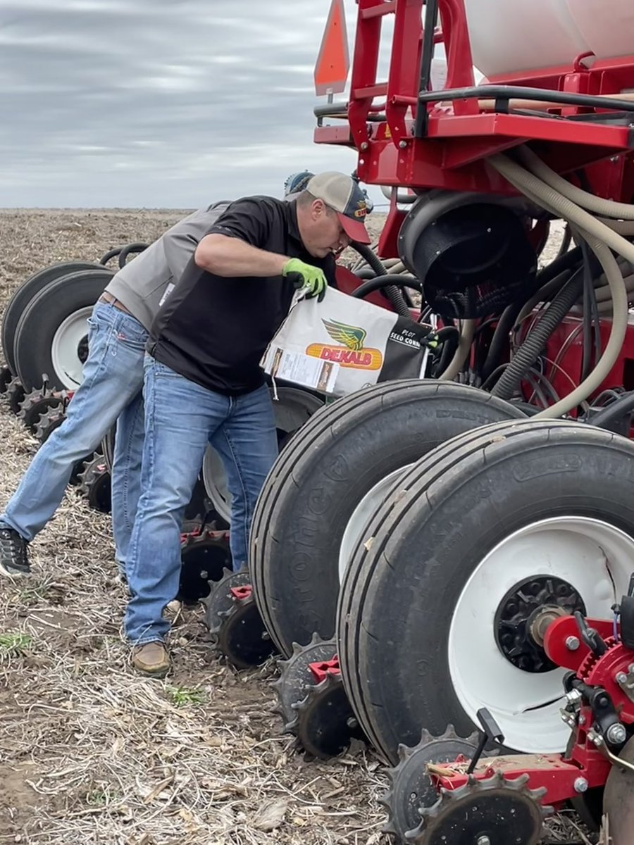 SkalskyJason's tweet photo. Planning for success!!!                  Dekalb corn 🌽 plot ✅                Leading edge genetics✅                       Industry leading traits✅                     Genetic Diversity + Strong Agronomics = Dekalb Corn #Plant22 @DKCAG_NENEB @joebwebster @Bayer4CropsUS @Bayer https://t.co/fkkeun5DXu