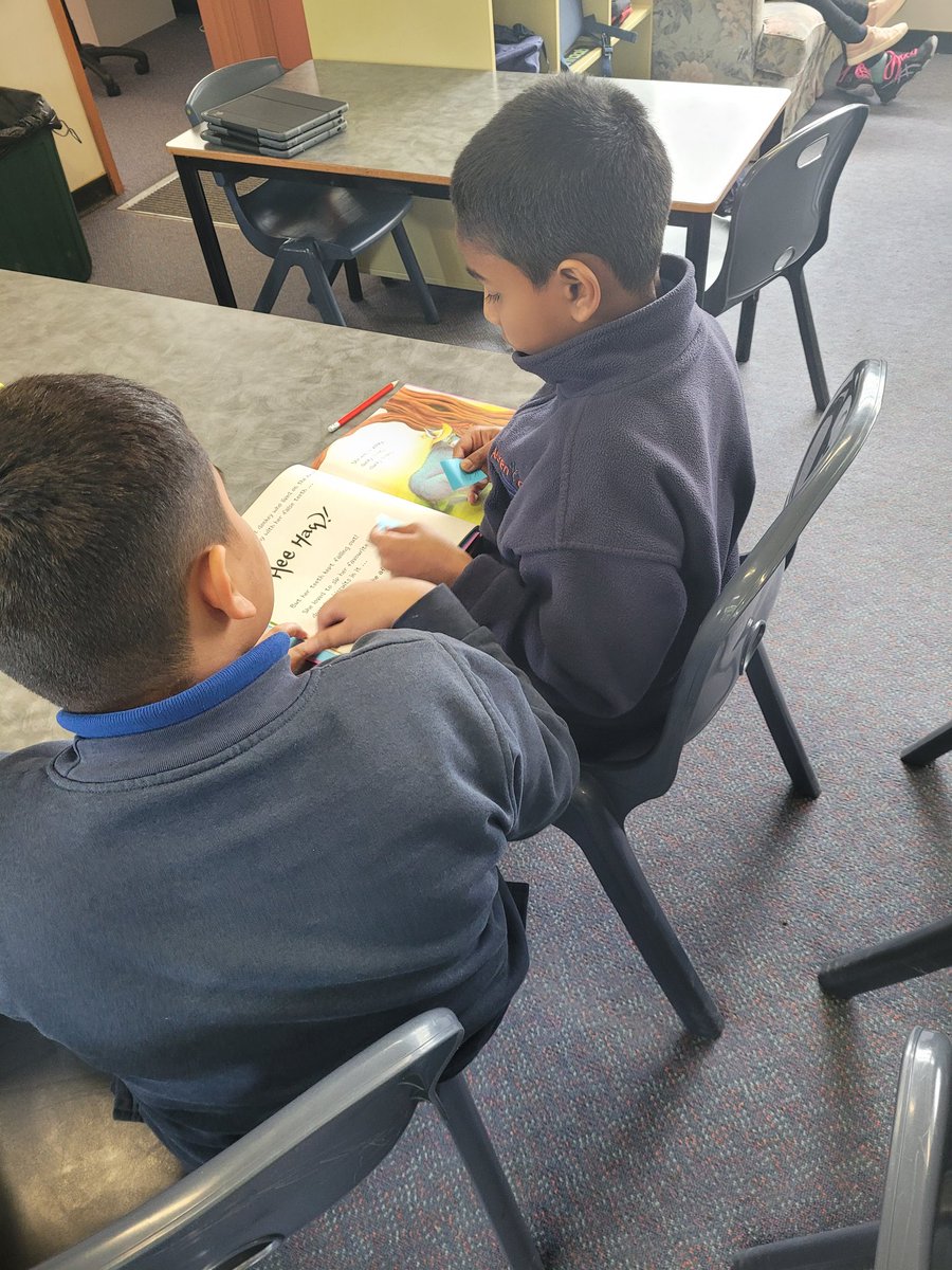 MissKeath's tweet photo. 3A students buddy ready and using the Somebody, Wanted, But, So, Then framework to orally summarise their book. We used sticky notes to mark the pages where each part happened making it easier to summarise. 📚 @AitkenCreekPS @MissGraue https://t.co/AyMco2hxOG