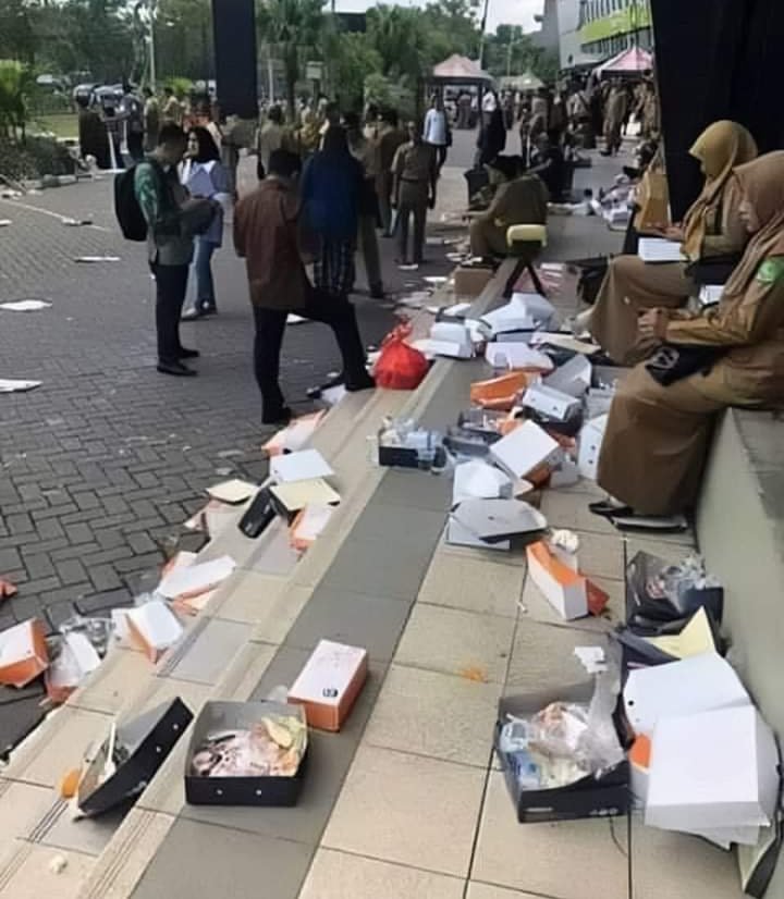 Jangan bermimpi jadi negara maju.. Indonesia maju selangkah aja uda bagus. Buang sampah pada tempatnya ! 

🙏